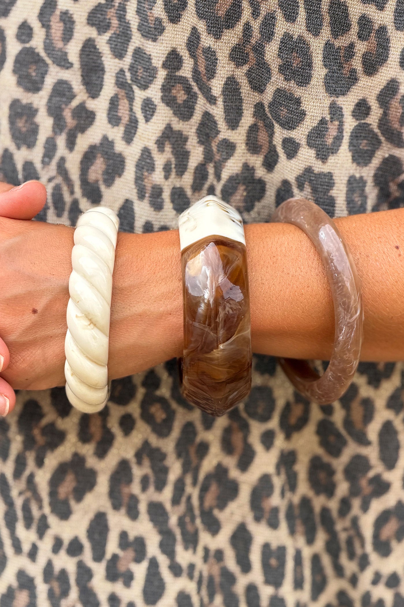 Jonc taupe en résine effet marbré forme angulaire