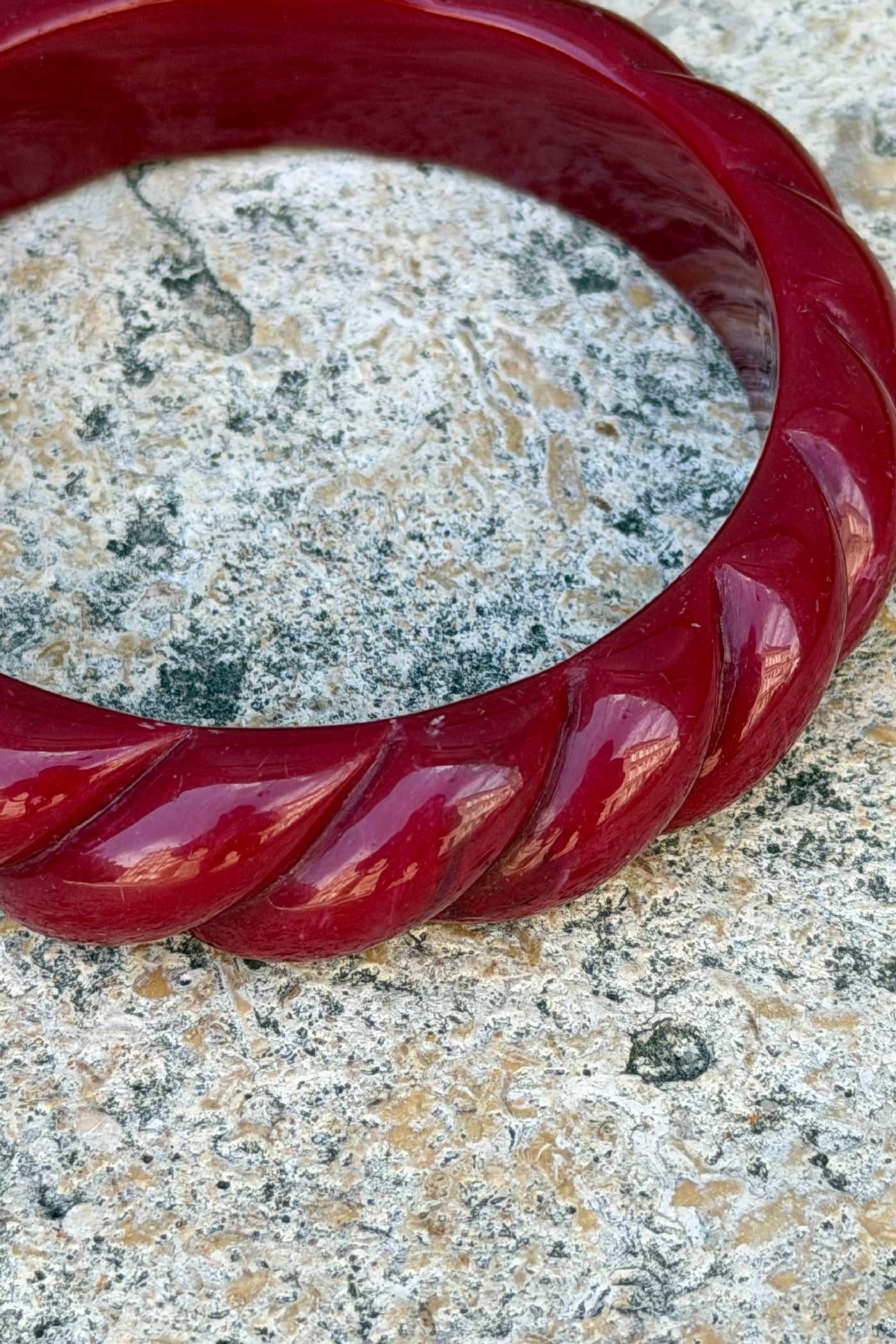 Jonc large torsadé bordeaux aubergine en résine effet marbré