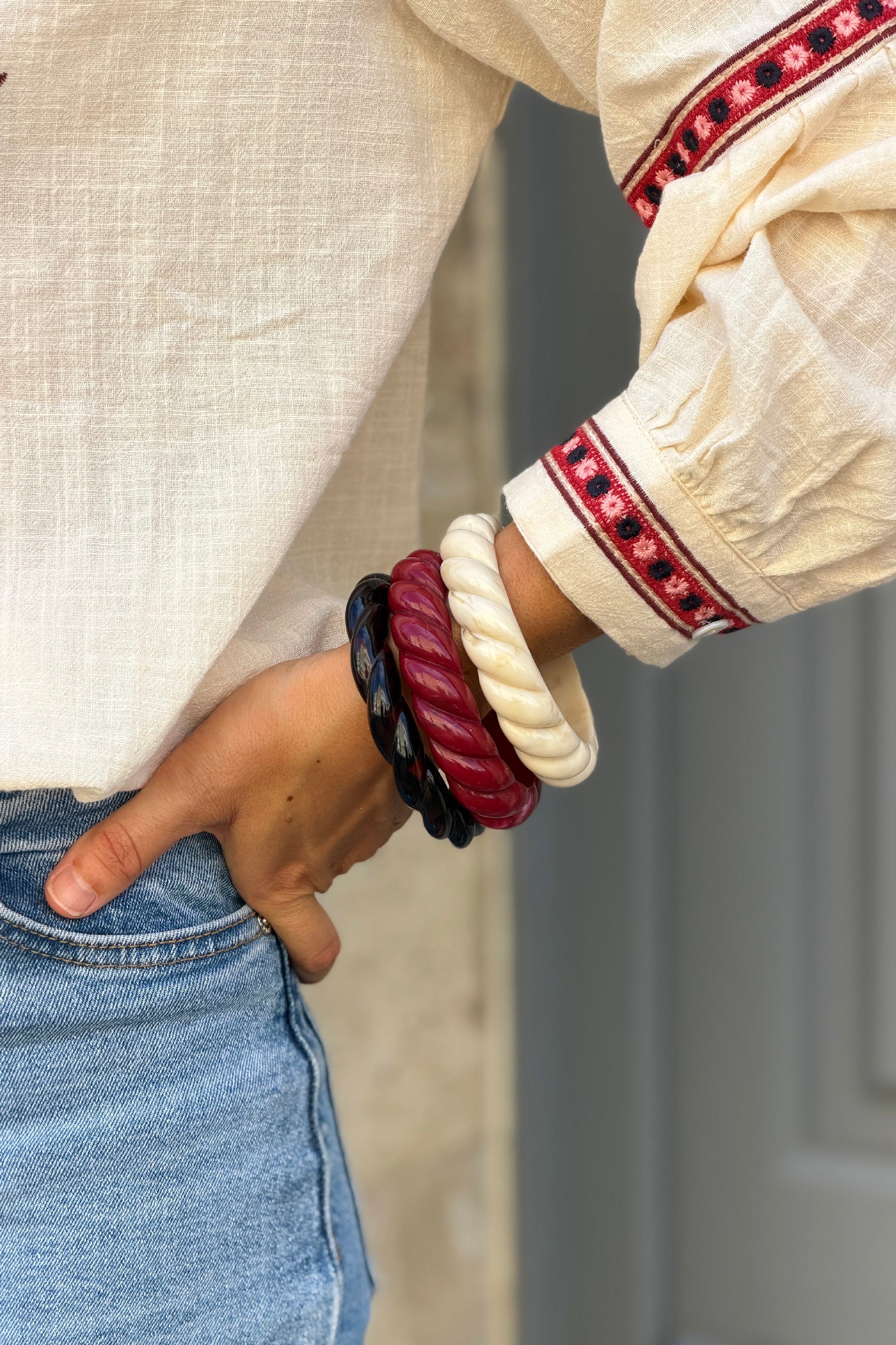 Jonc large torsadé bordeaux aubergine en résine effet marbré