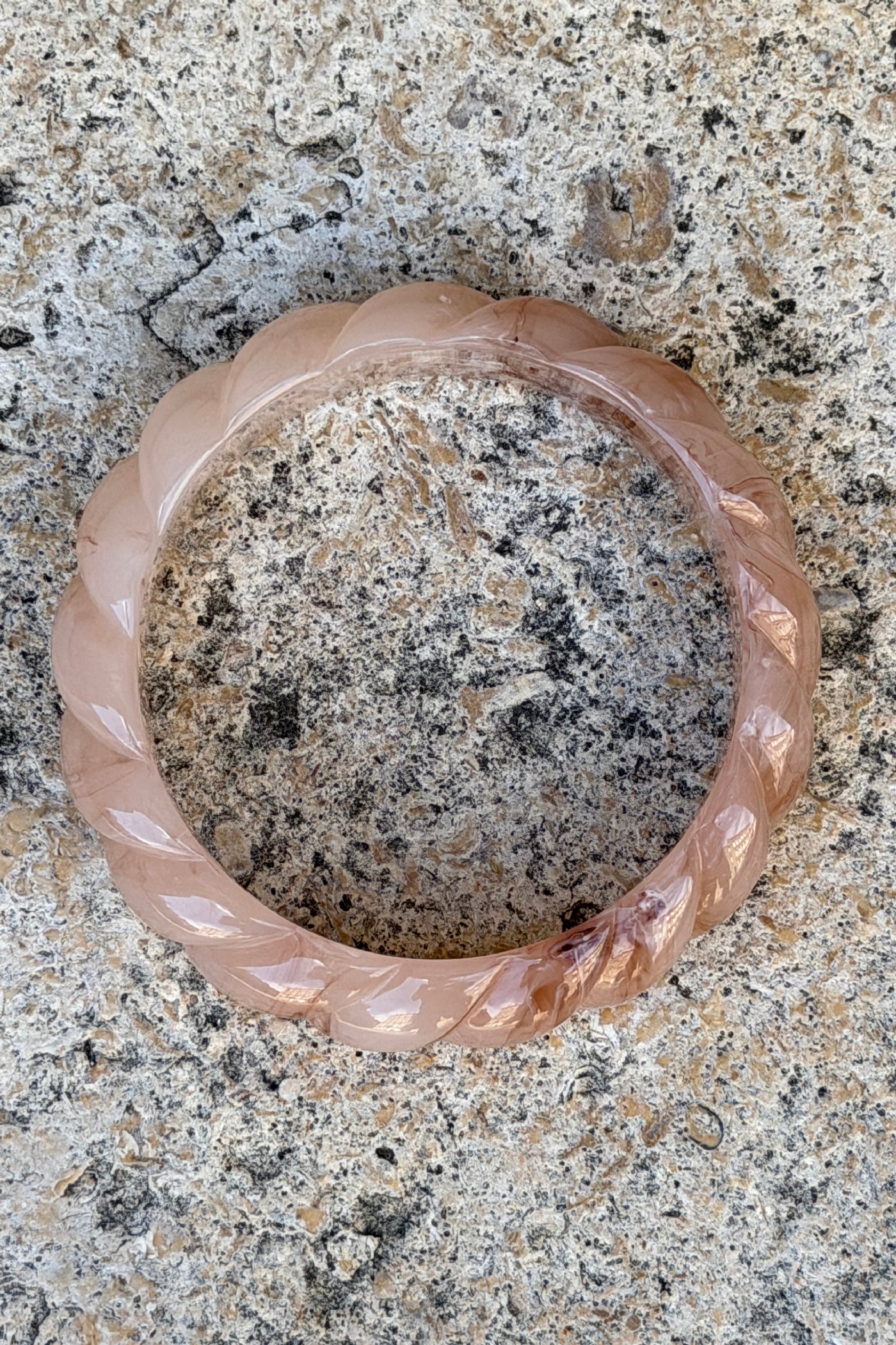 Jonc large torsadé vieux rose en résine effet marbré