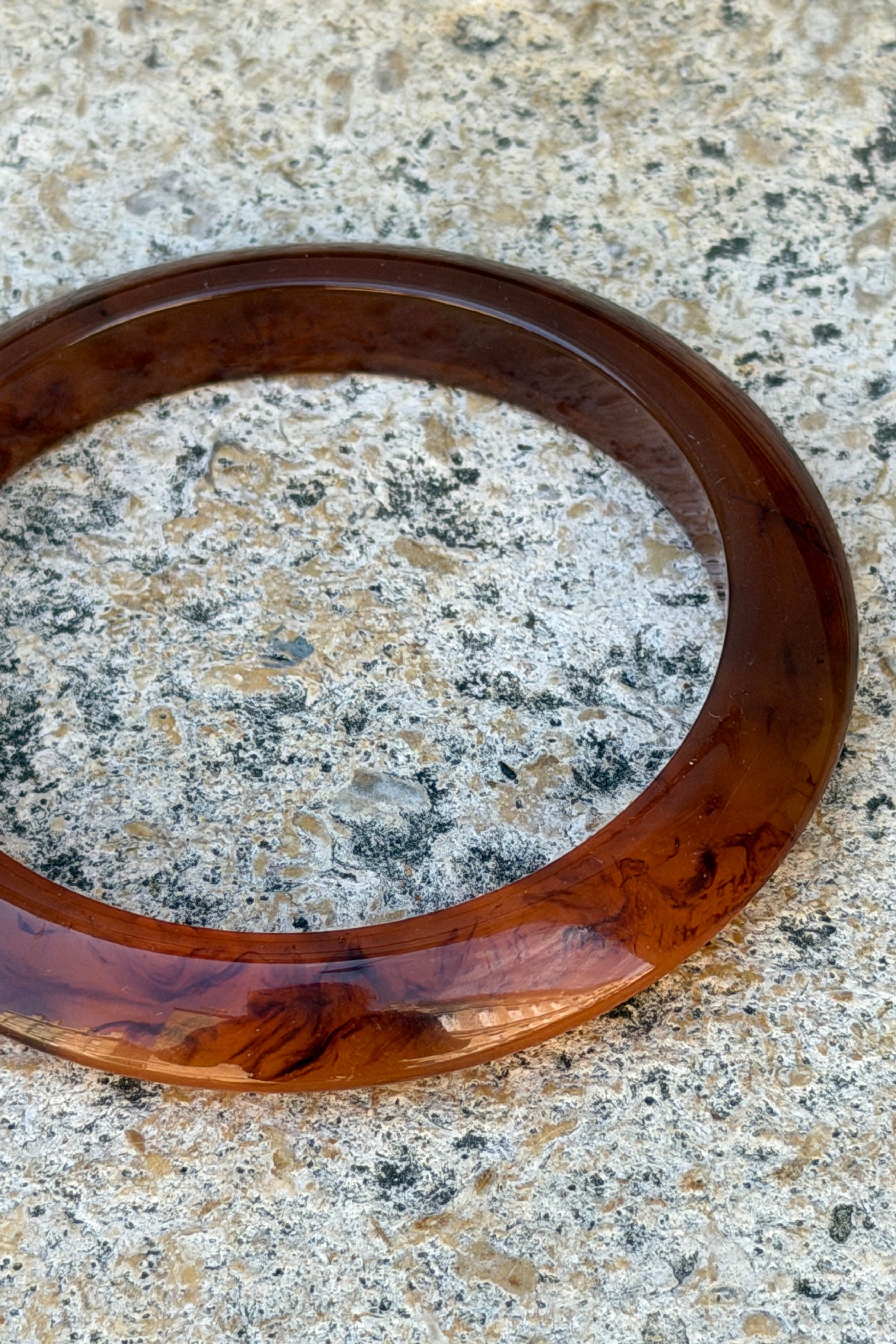 Jonc marron écaille en résine effet marbré forme angulaire