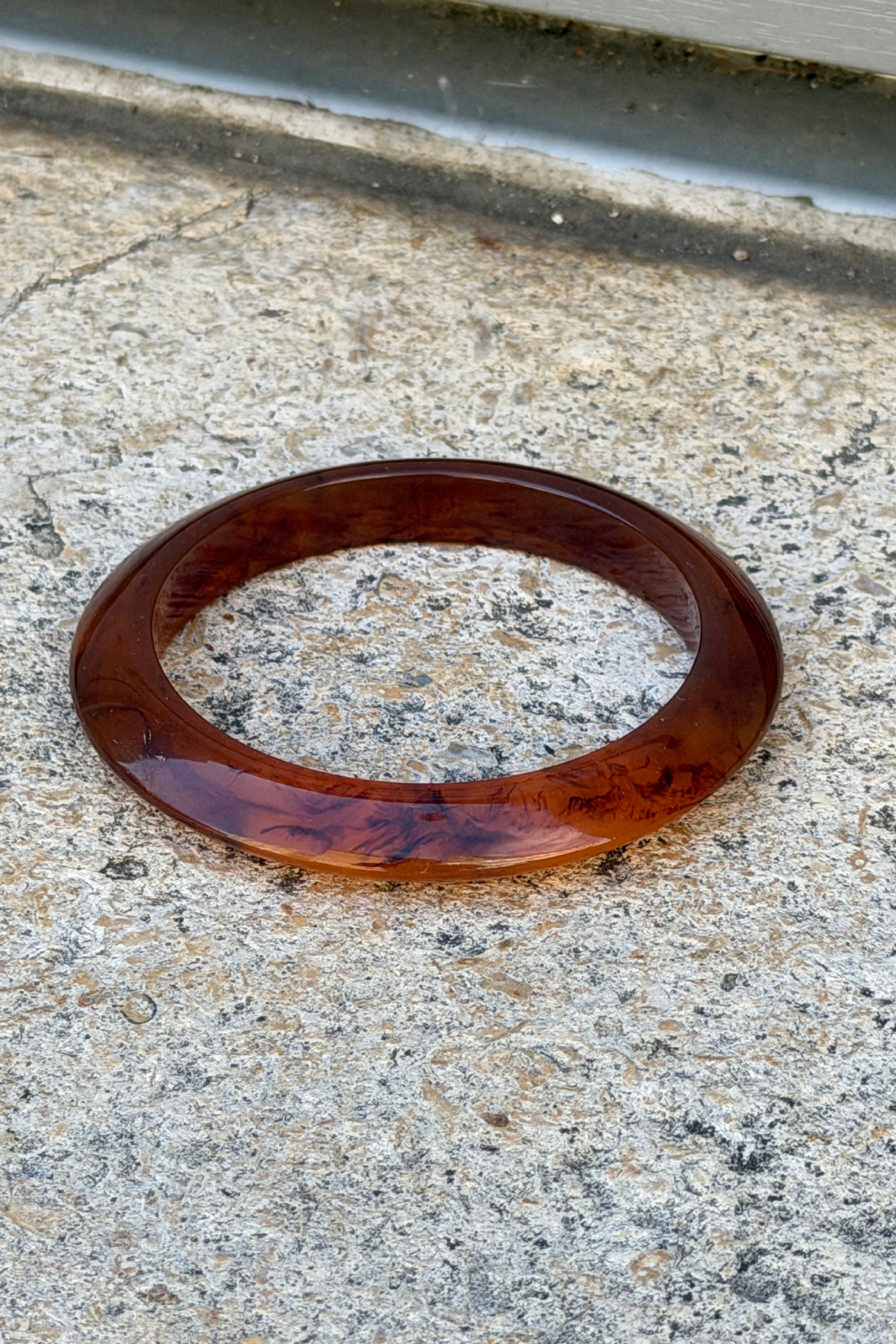 Jonc marron écaille en résine effet marbré forme angulaire