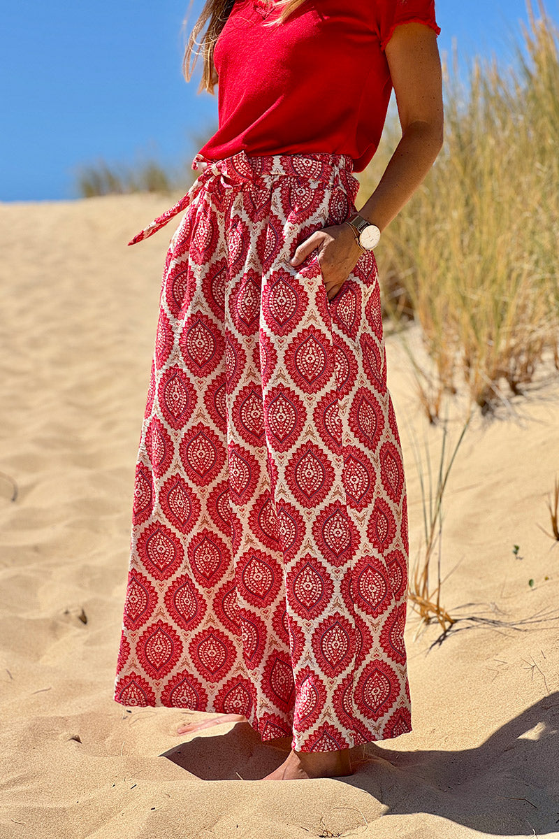 Jupe culotte fluide et large imprimé rosaces paisley rouge framboise