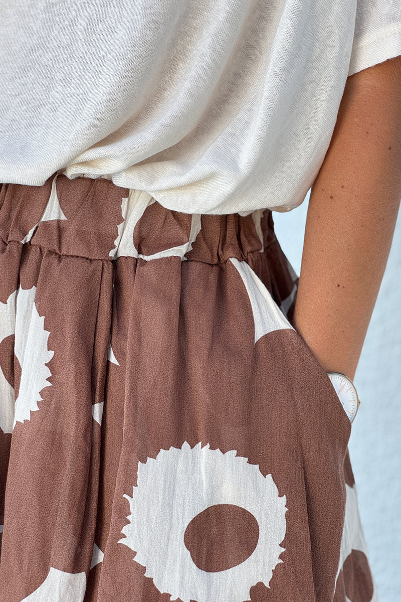 Jupe longue écrue en voile de coton doublé motifs grandes fleurs marron