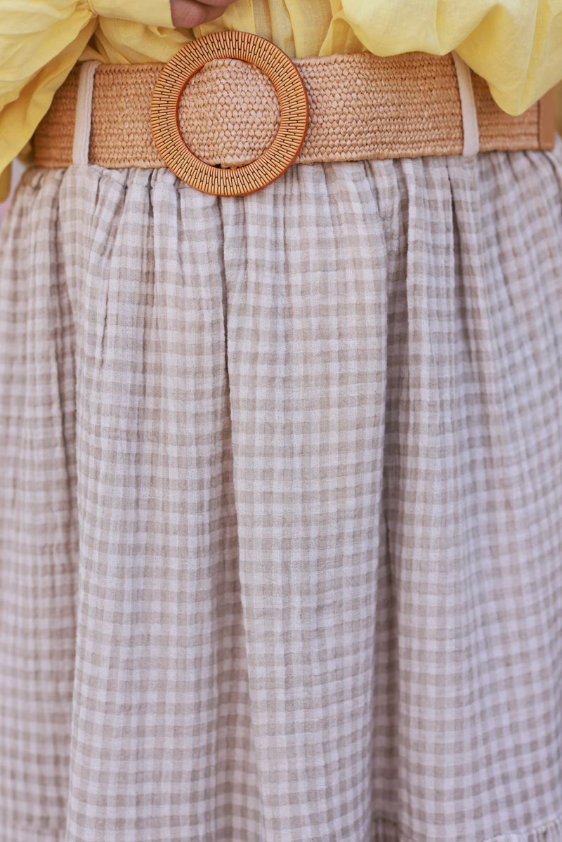 Jupe longue en gaze de coton carreaux vichy beige avec ceinture raphia