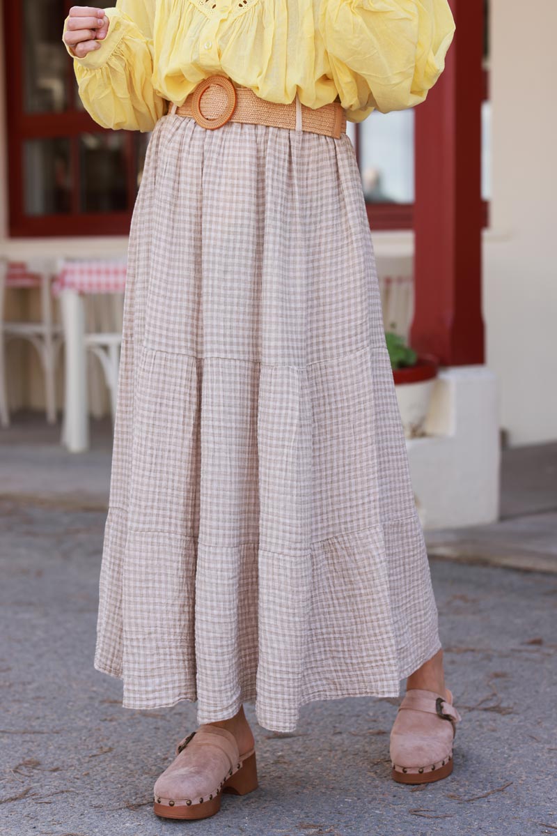 Jupe longue en gaze de coton carreaux vichy beige avec ceinture raphia