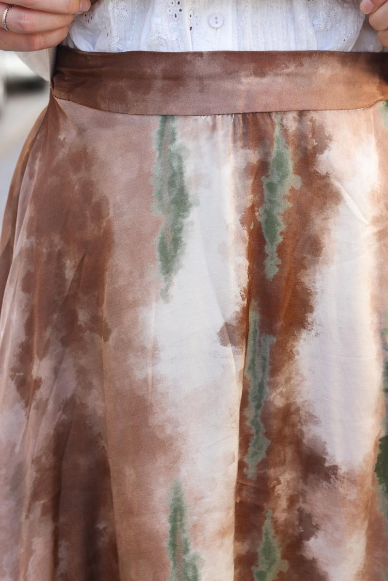 Jupe longue et fluide en soie imprime tie and dye camel et kaki H128 (1)