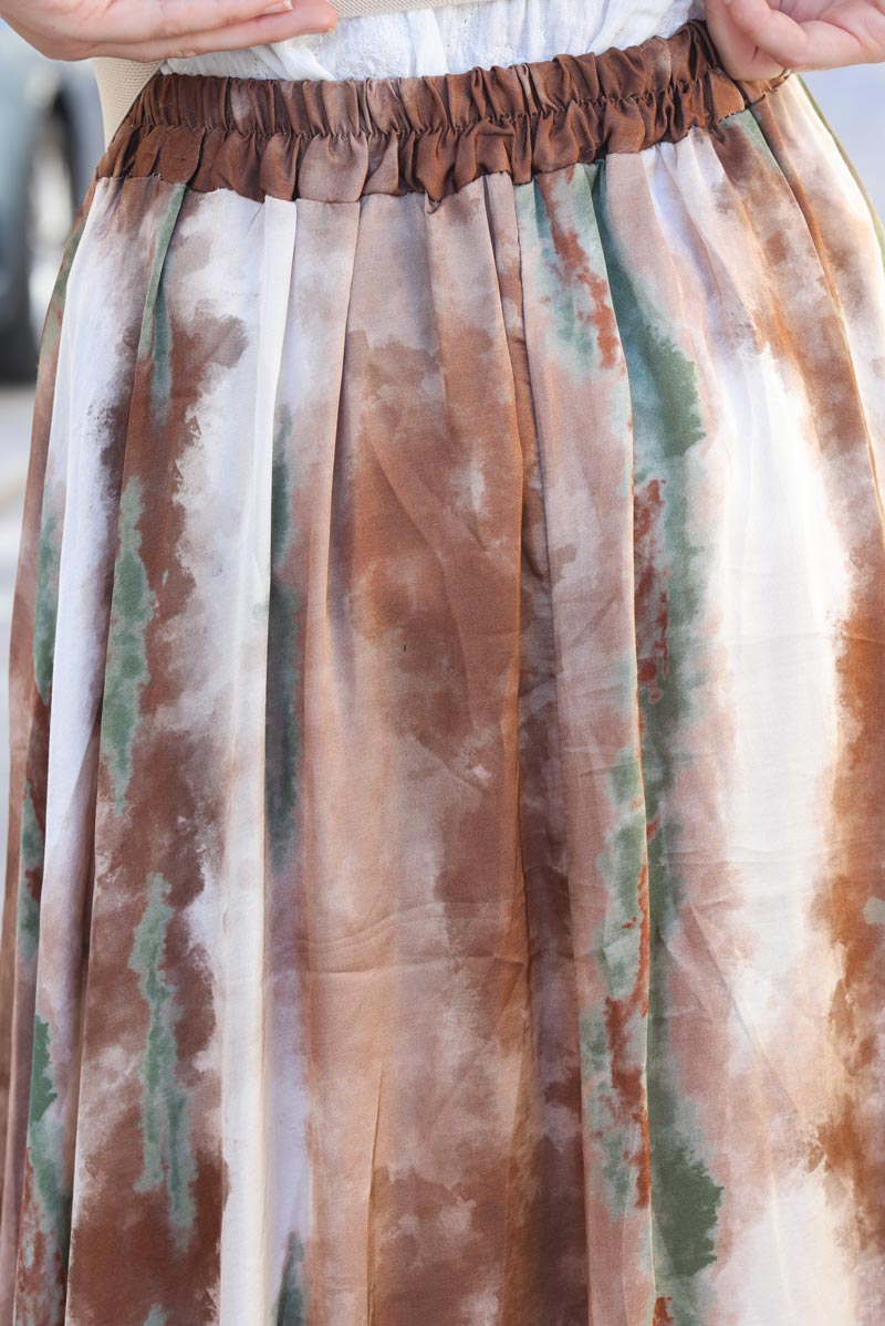 Jupe longue et fluide en soie imprime tie and dye camel et kaki H128 (1)