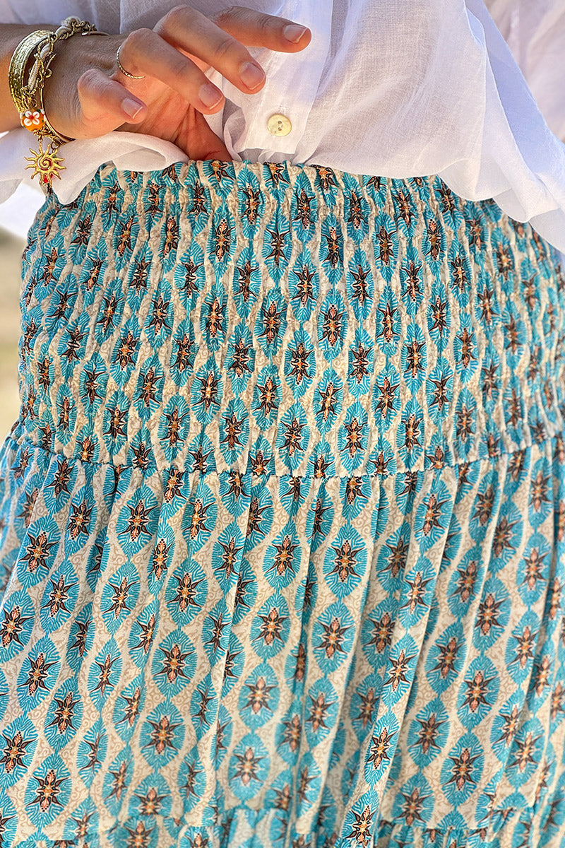 Jupe longue et fluide style bohème imprimé médaillons ethniques turquoise ceinture smockée