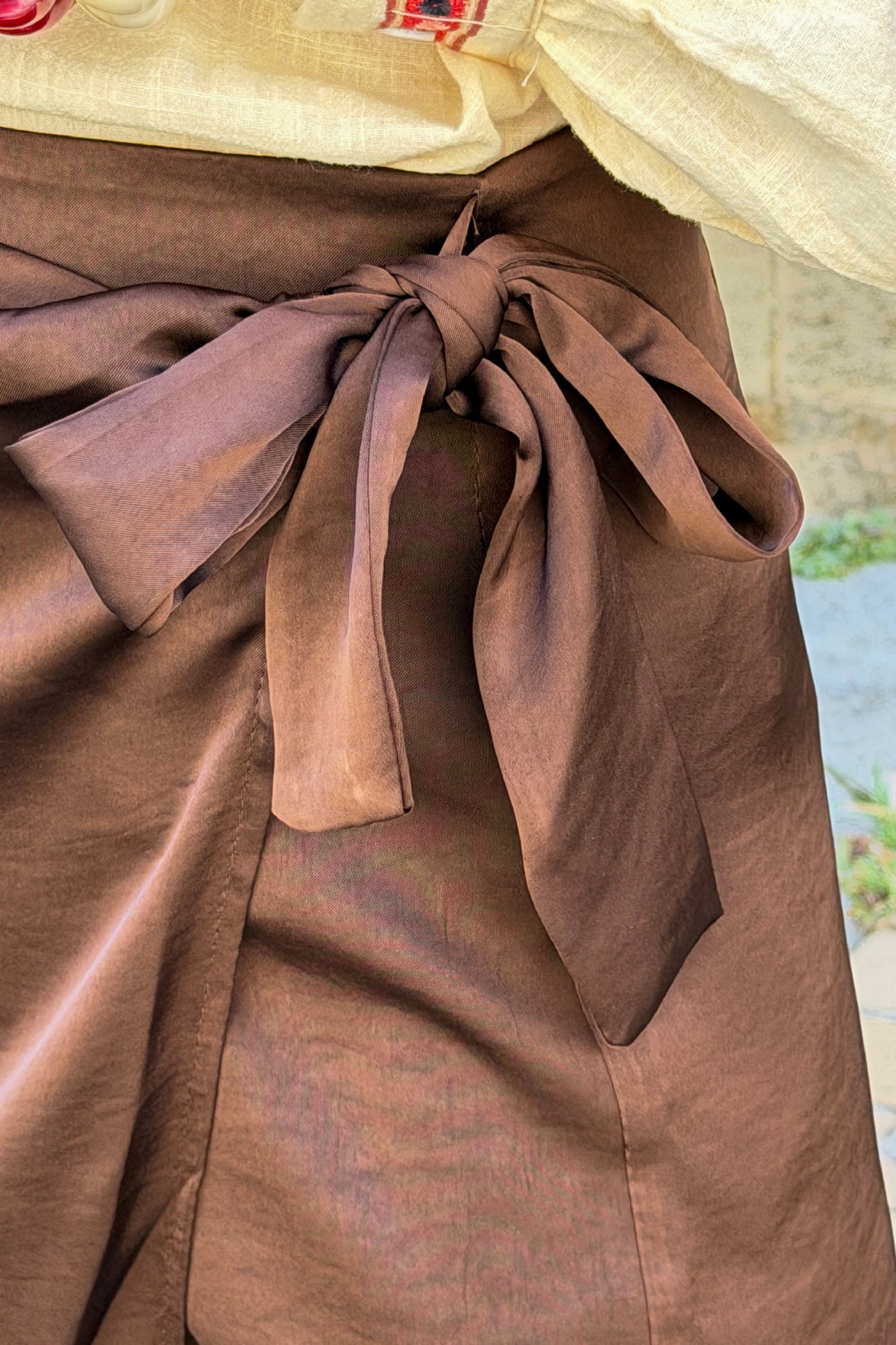 Jupe longue marron fluide effet satiné coupe porte-feuille