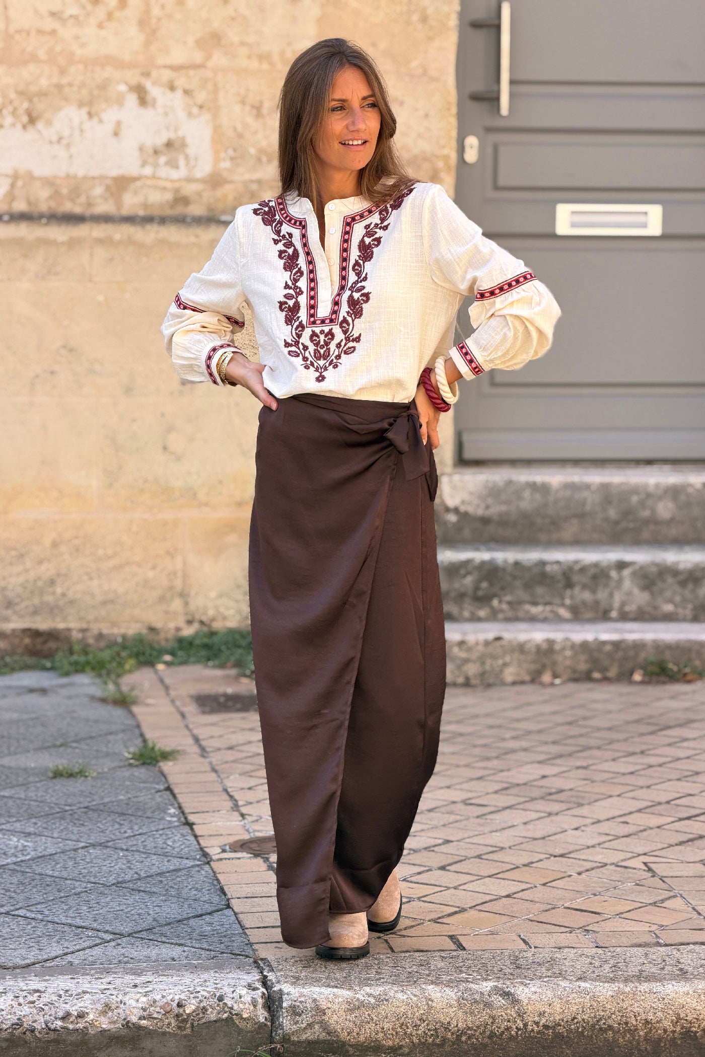 Jupe longue marron fluide effet satiné coupe porte-feuille