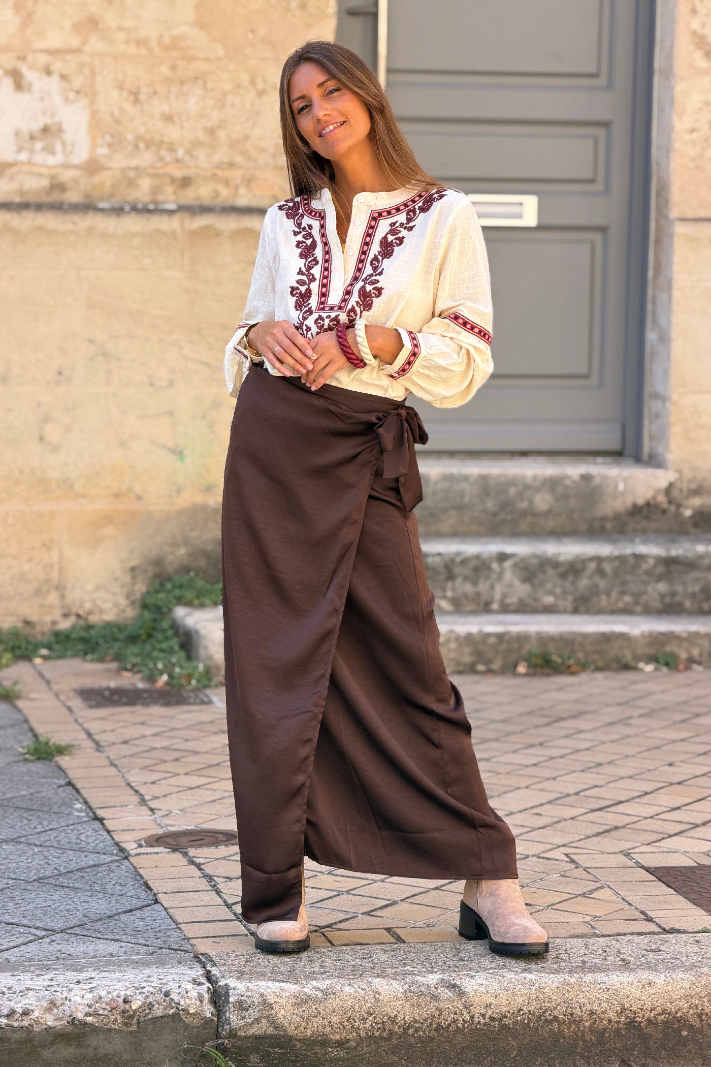 Jupe longue marron fluide effet satiné coupe porte-feuille