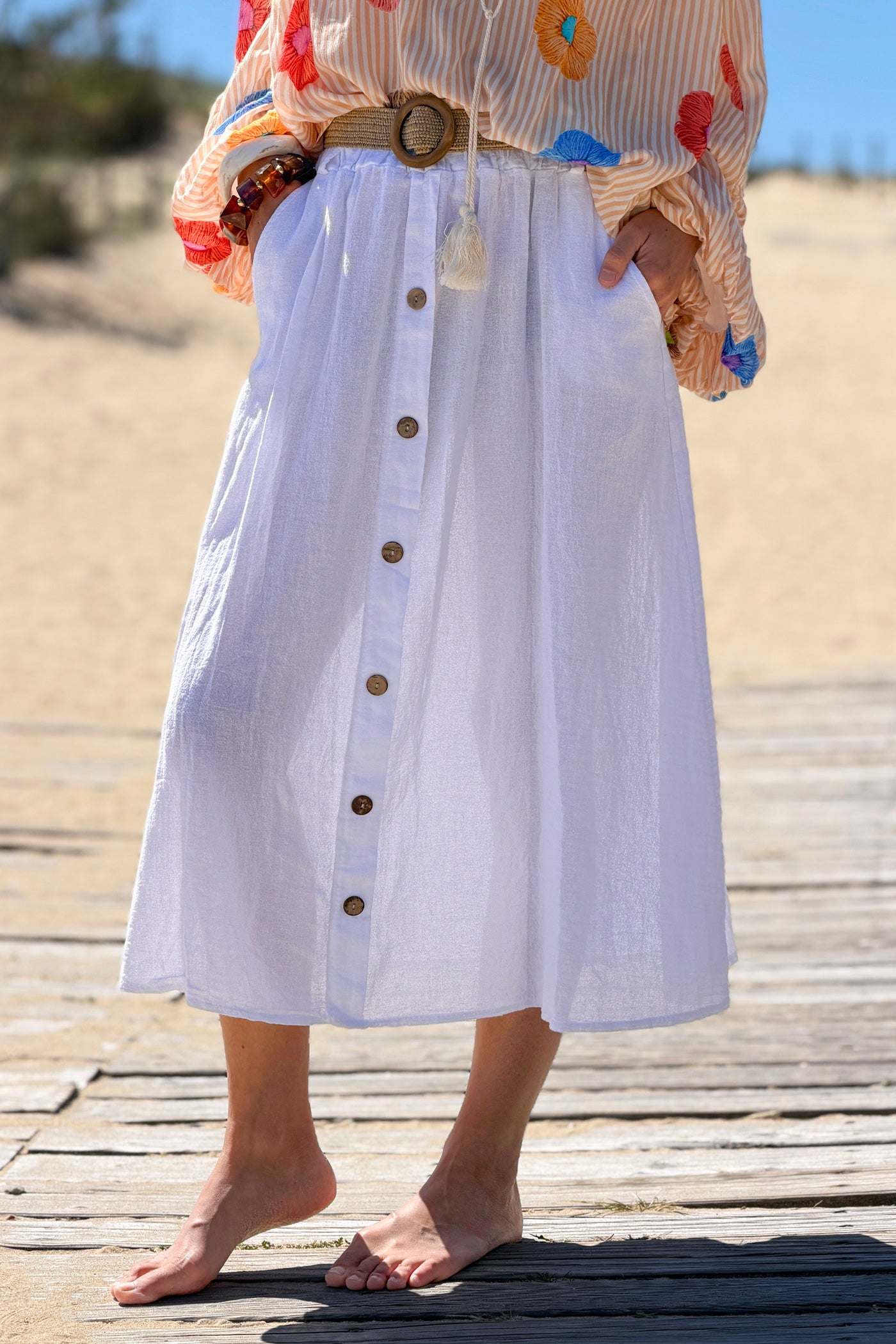 Jupe midi blanche en coton faux boutons bois et taille élastique