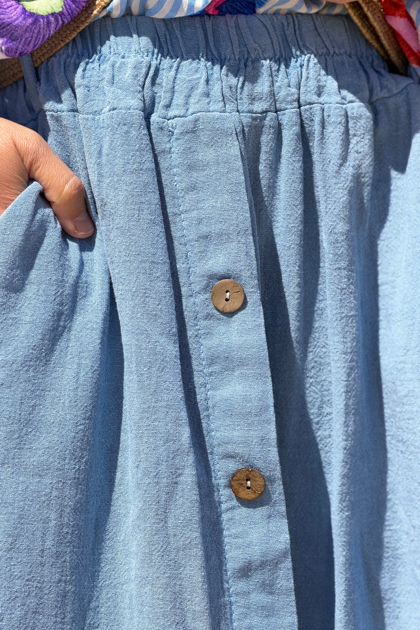 Jupe midi bleu en coton faux boutons bois et taille élastique
