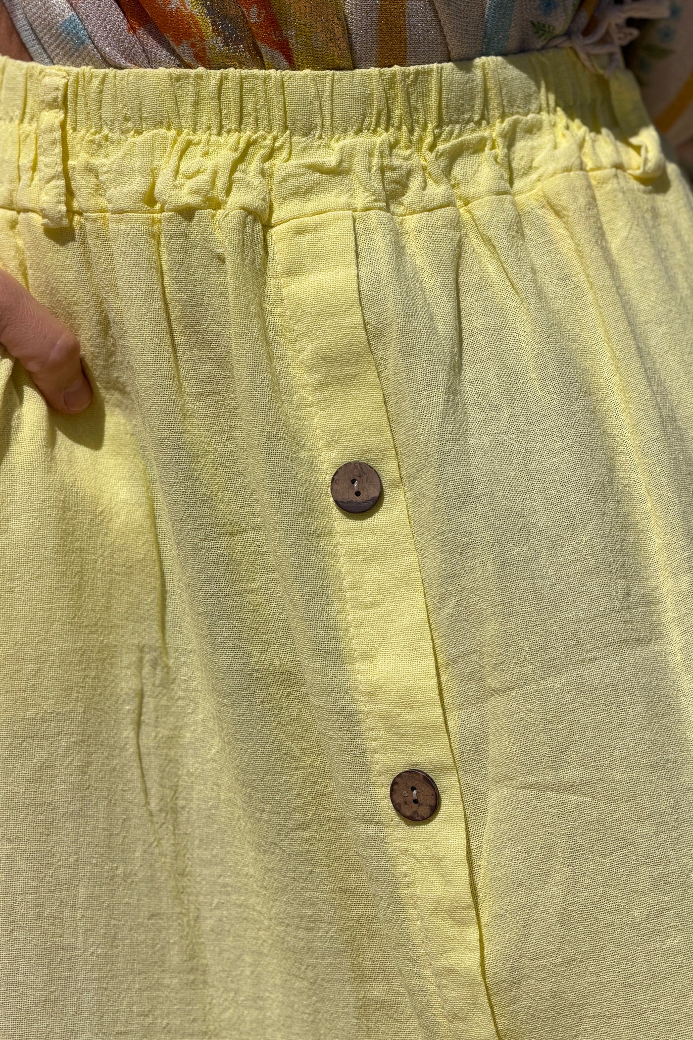 Jupe midi jaune en coton faux boutons bois et taille élastique