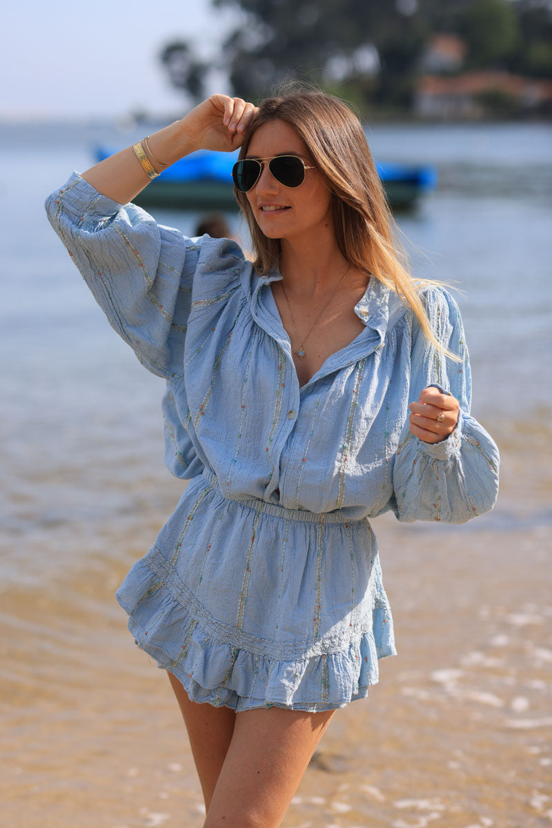 Jupe short bleu ciel en coton effet piqué fils brillants et multicolores
