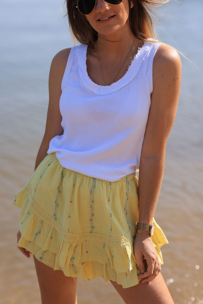 Jupe short jaune en coton effet piqué fils brillants et multicolores