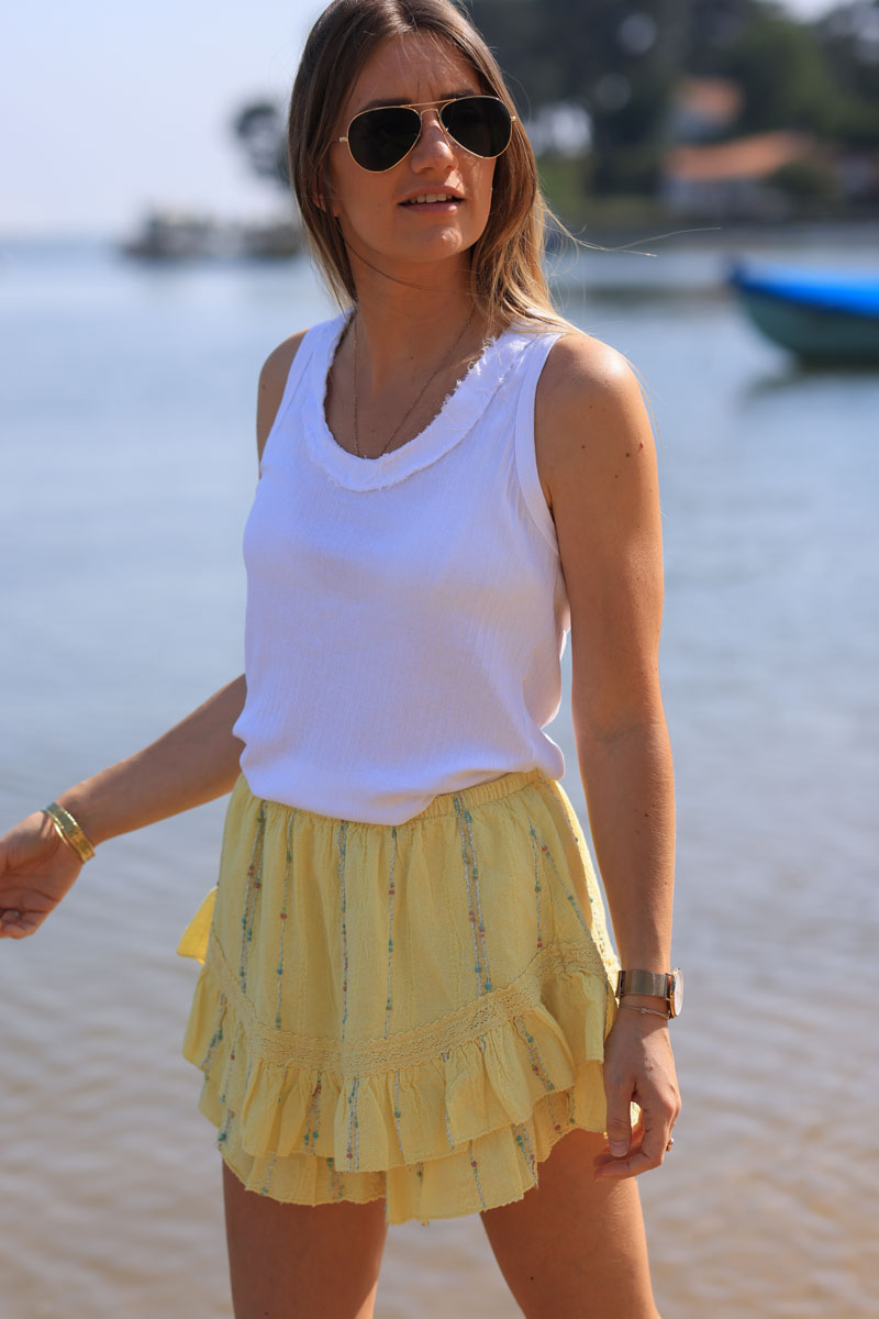 Jupe short jaune en coton effet piqué fils brillants et multicolores