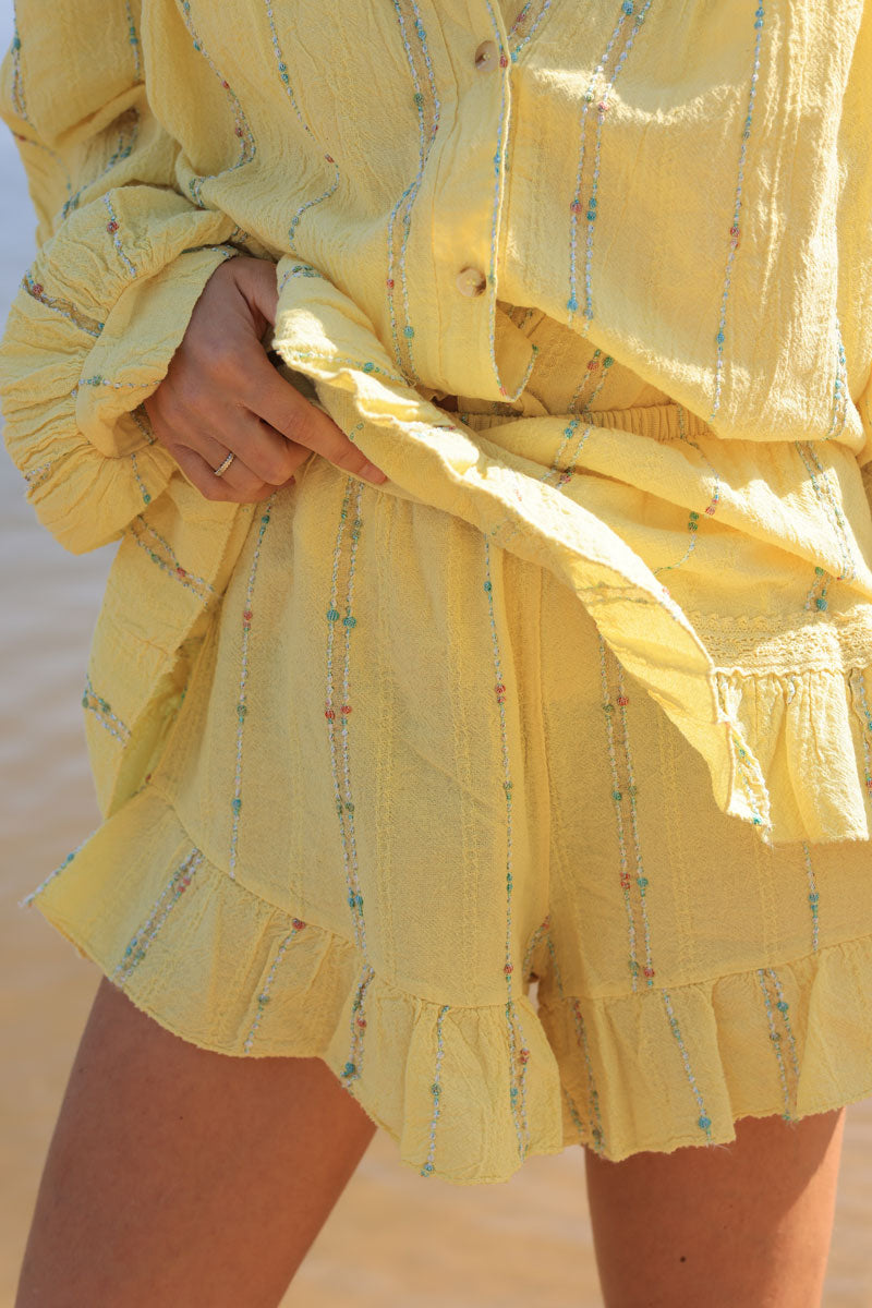Jupe short jaune en coton effet piqué fils brillants et multicolores