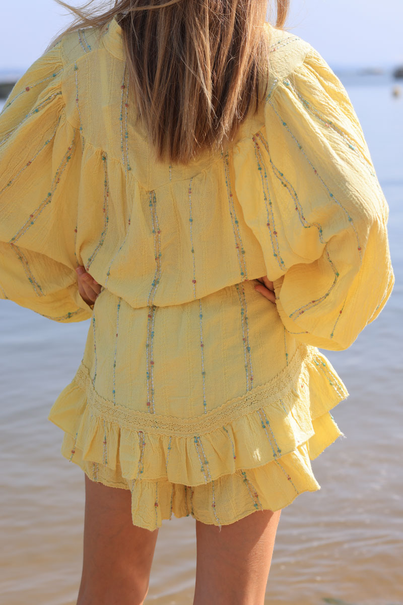 Jupe short jaune en coton effet piqué fils brillants et multicolores
