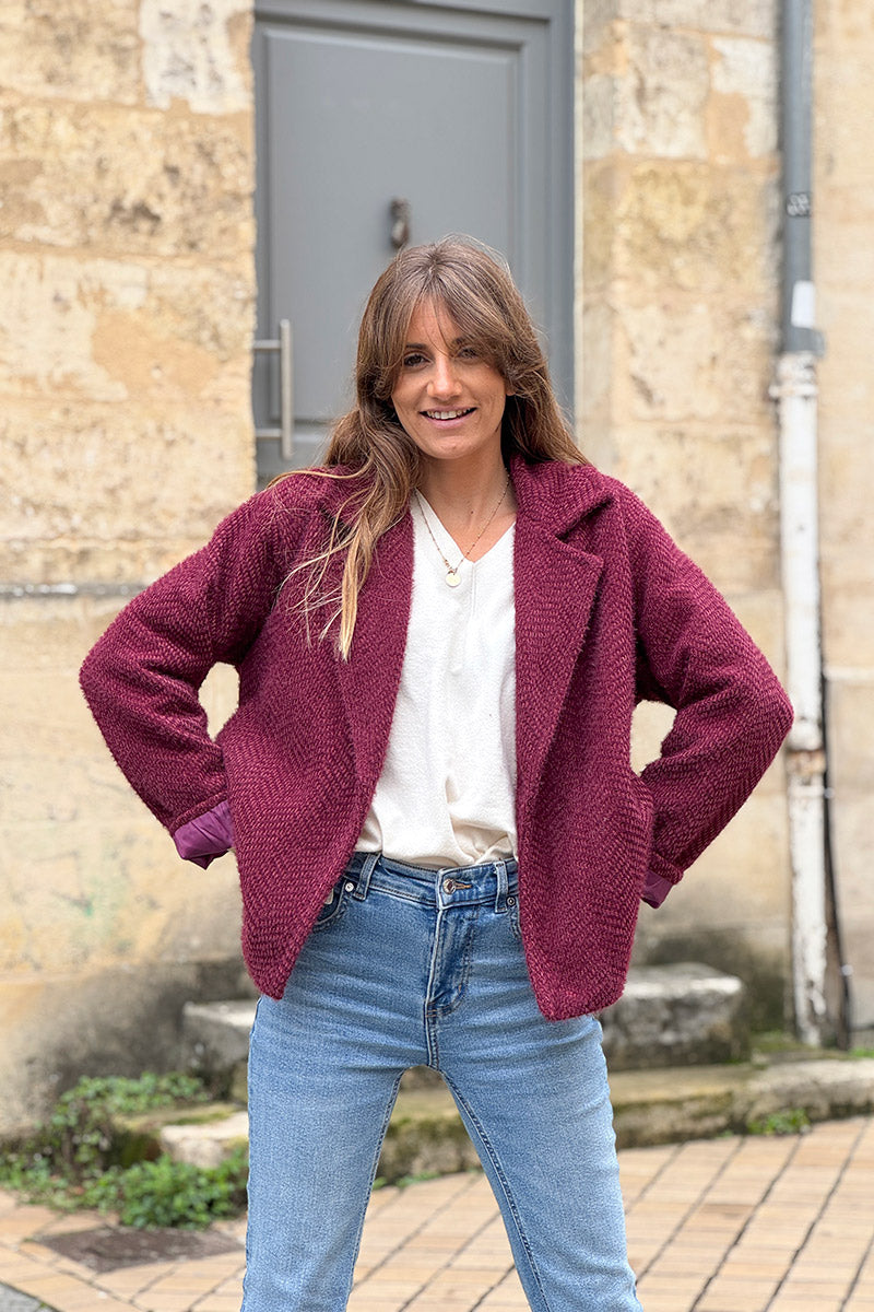 Manteau aubergine court doux en maille chenille
