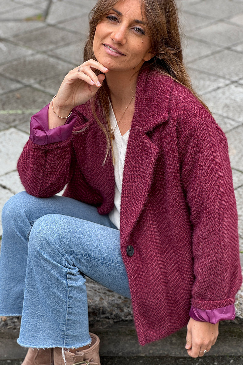 Manteau aubergine court doux en maille chenille