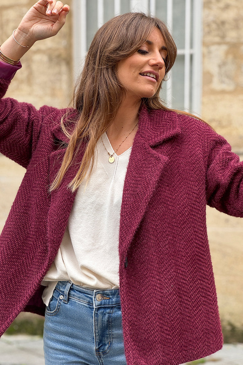 Manteau aubergine court doux en maille chenille