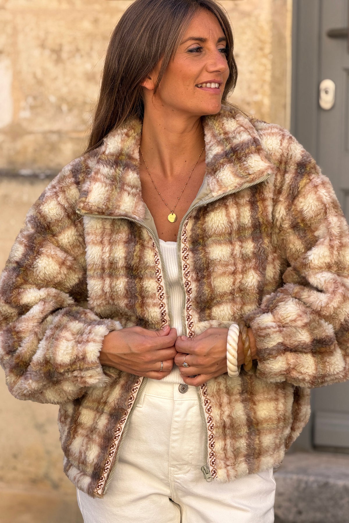 Manteau beige tout doux effet poils à carreaux pastel avec zip et col montant