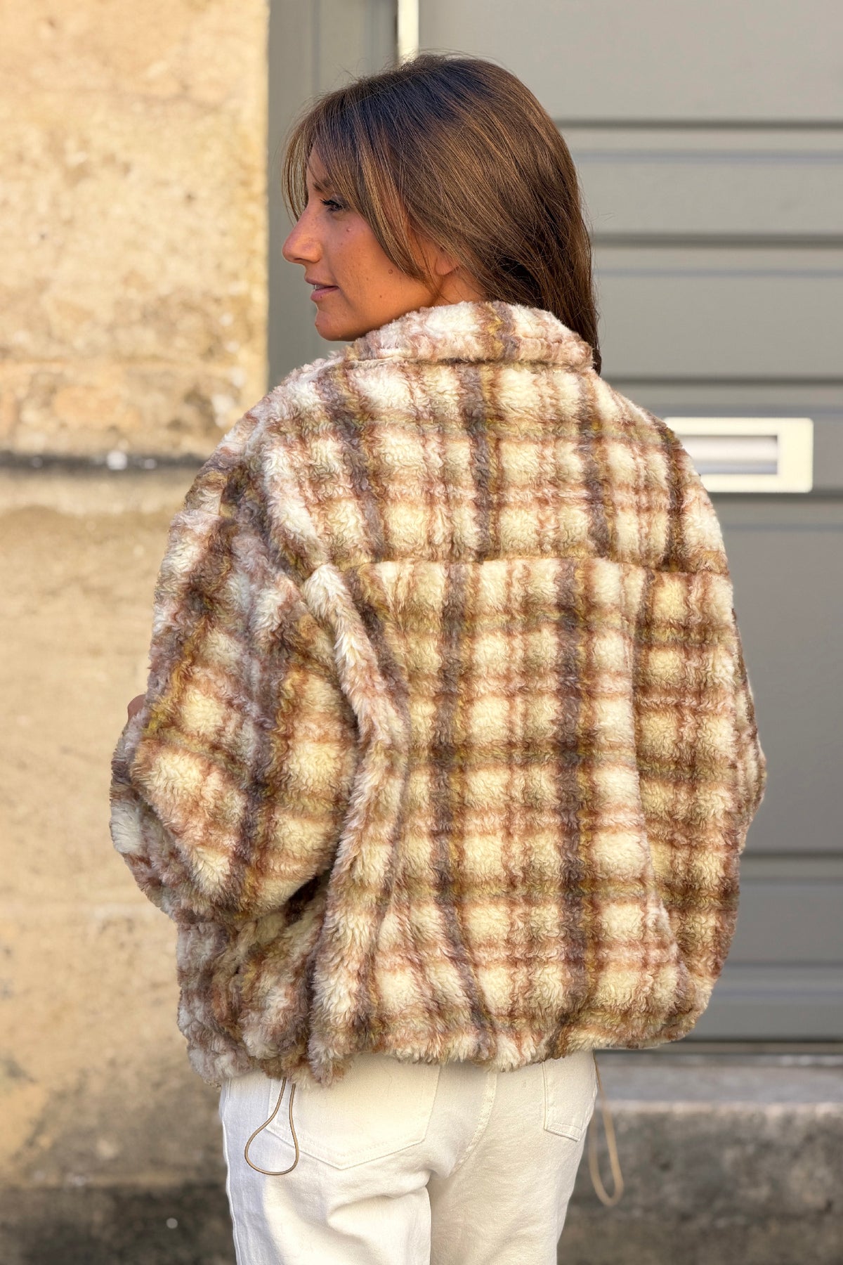 Manteau beige tout doux effet poils à carreaux pastel avec zip et col montant