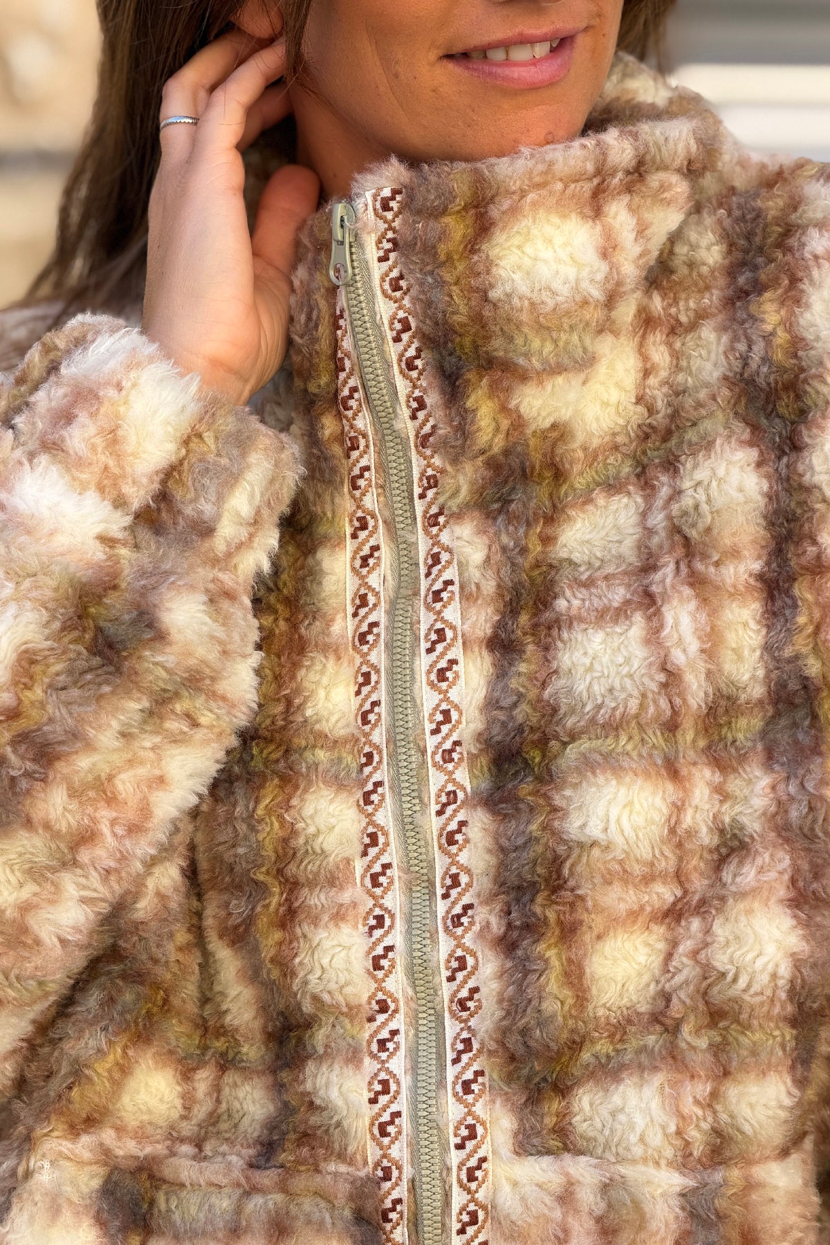 Manteau beige tout doux effet poils à carreaux pastel avec zip et col montant