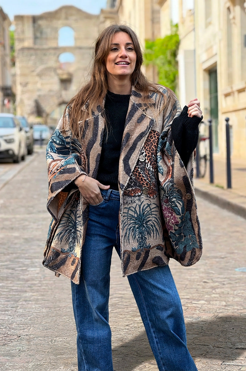 Manteau cape beige en bouclettes imprime jungle tigre et fleurs