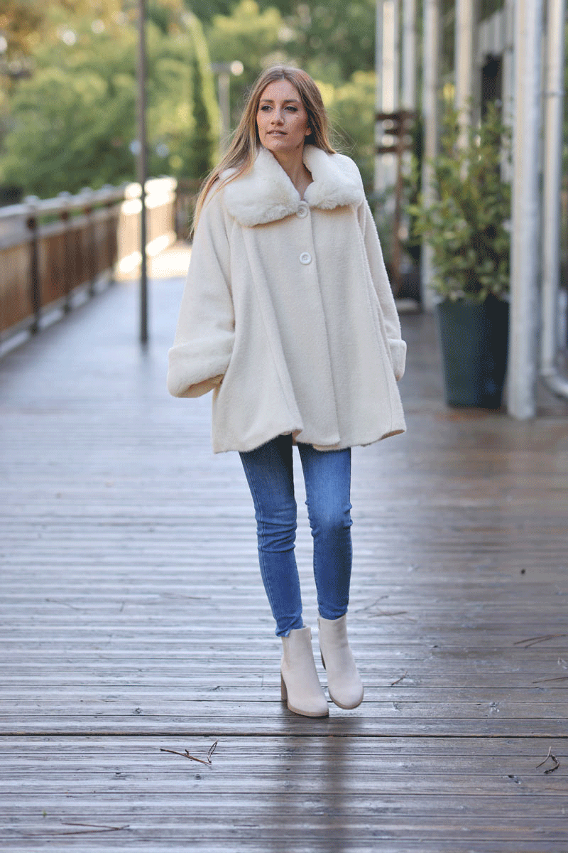 Poncho cape coat in ecru soft knit with faux fur collar and cuffs
