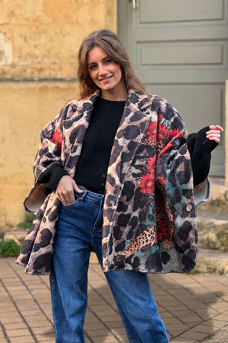 Manteau cape en bouclettes imprimé tigre et léopard