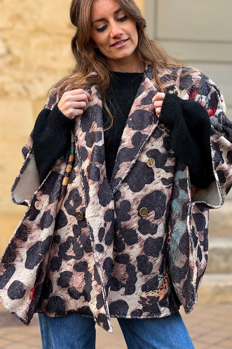 Manteau cape en bouclettes imprimé tigre et léopard