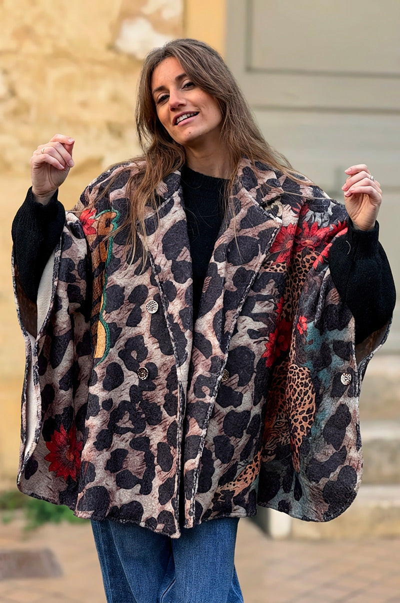 Manteau cape en bouclettes imprimé tigre et léopard