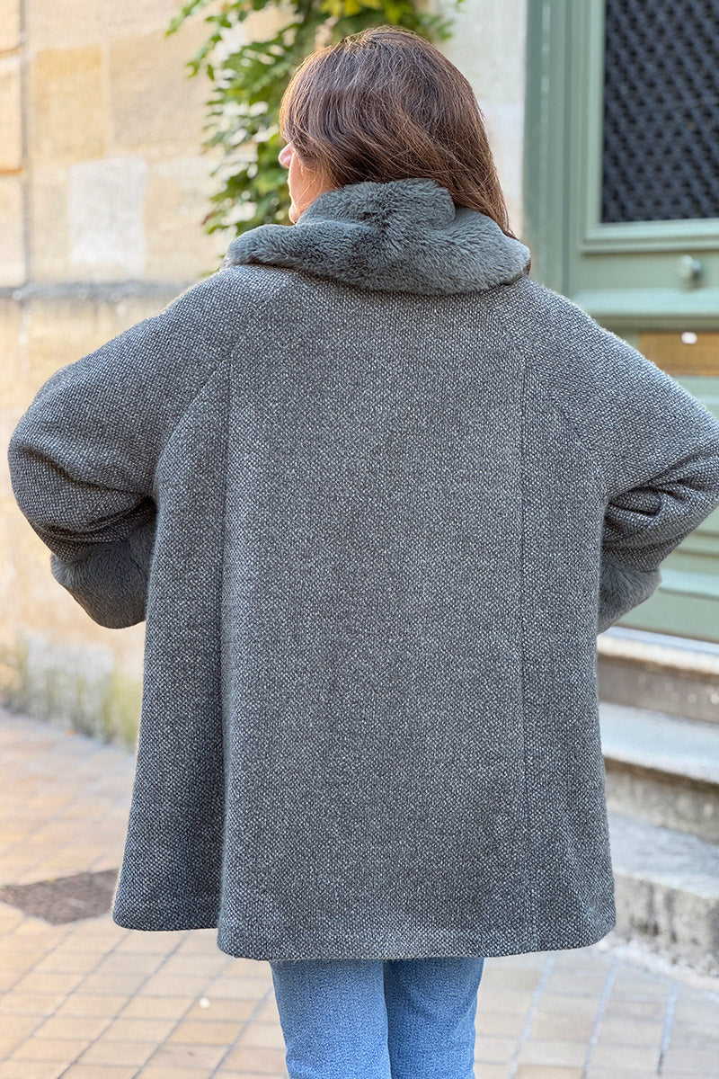 Manteau cape kaki en maille chenille douce avec col et manches en fausse fourrure