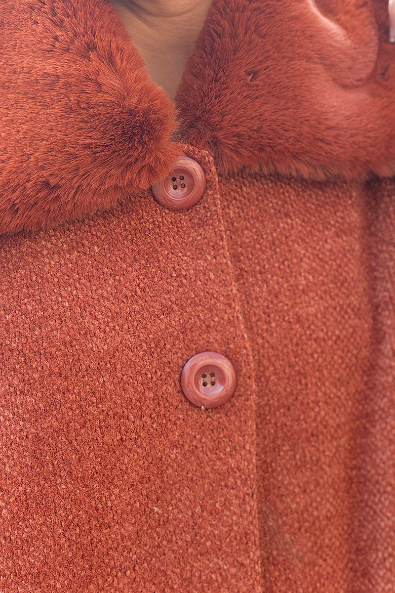 Manteau cape terracotta en maille chenille douce avec col et manches en fausse fourrure