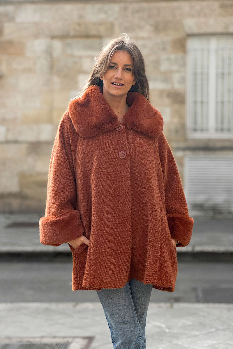 Manteau cape terracotta en maille chenille douce avec col et manches en fausse fourrure
