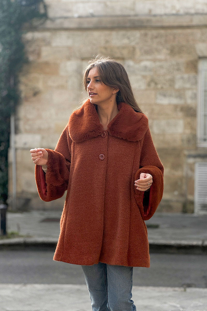 Manteau cape terracotta en maille chenille douce avec col et manches en fausse fourrure
