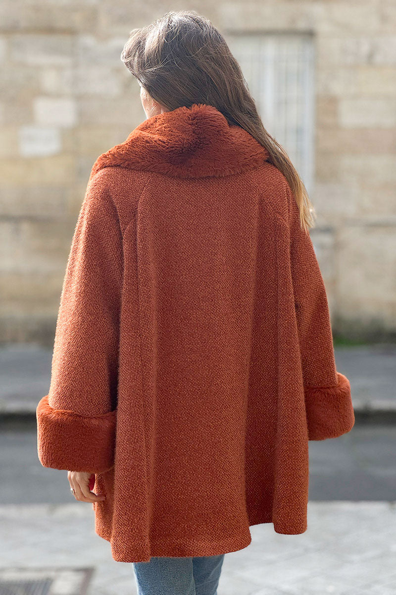 Manteau cape terracotta en maille chenille douce avec col et manches en fausse fourrure