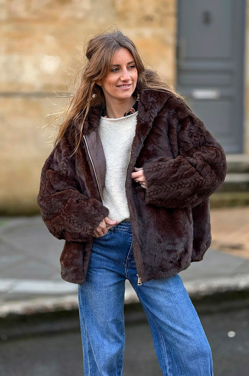 Manteau fausse fourrure marron à capuche détails torsades