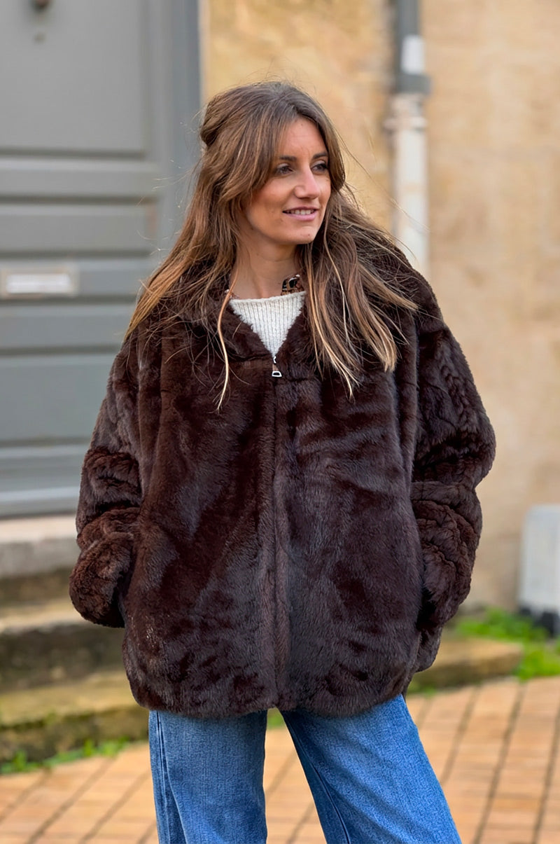 Manteau fausse fourrure marron à capuche détails torsades