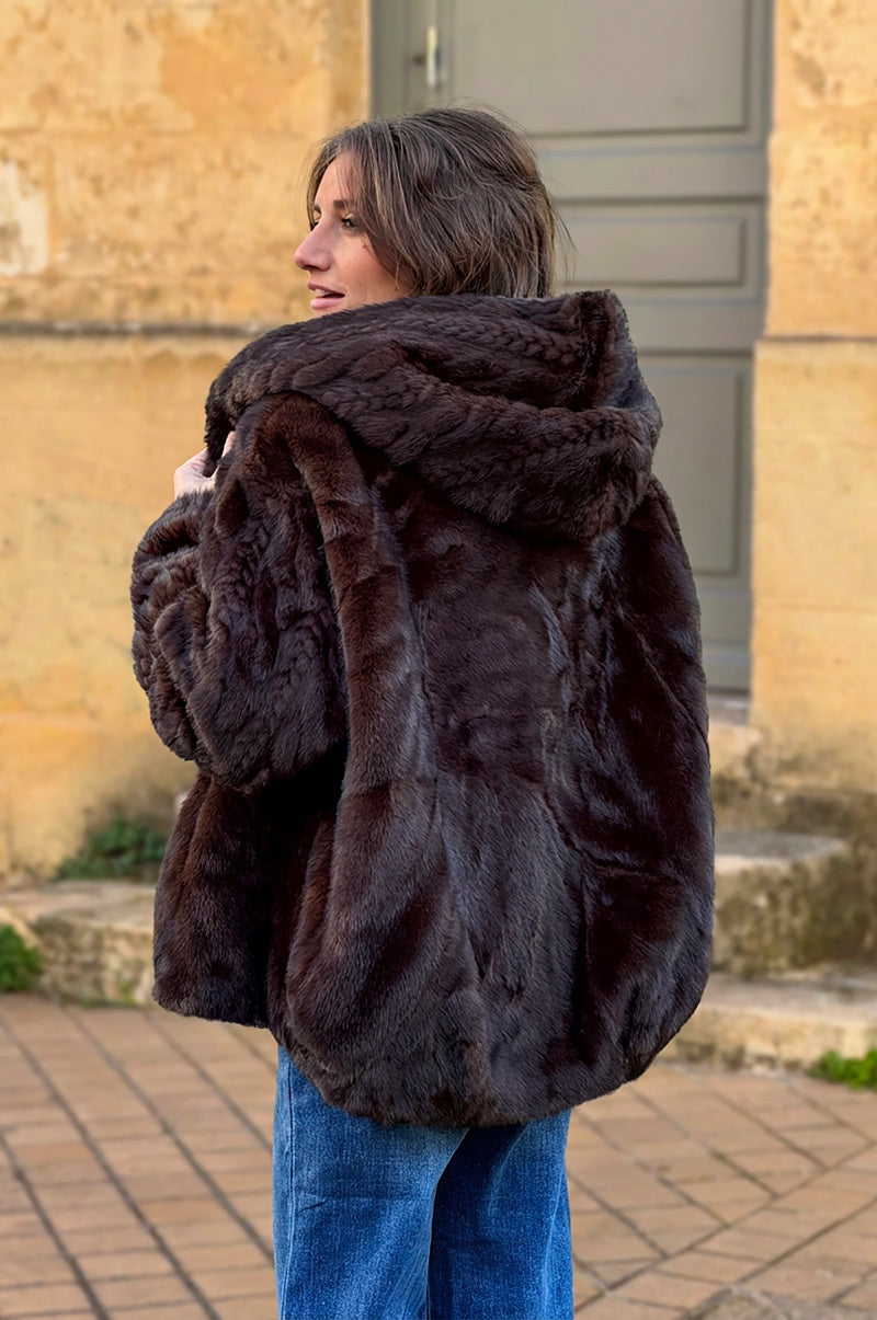 Manteau fausse fourrure marron à capuche détails torsades