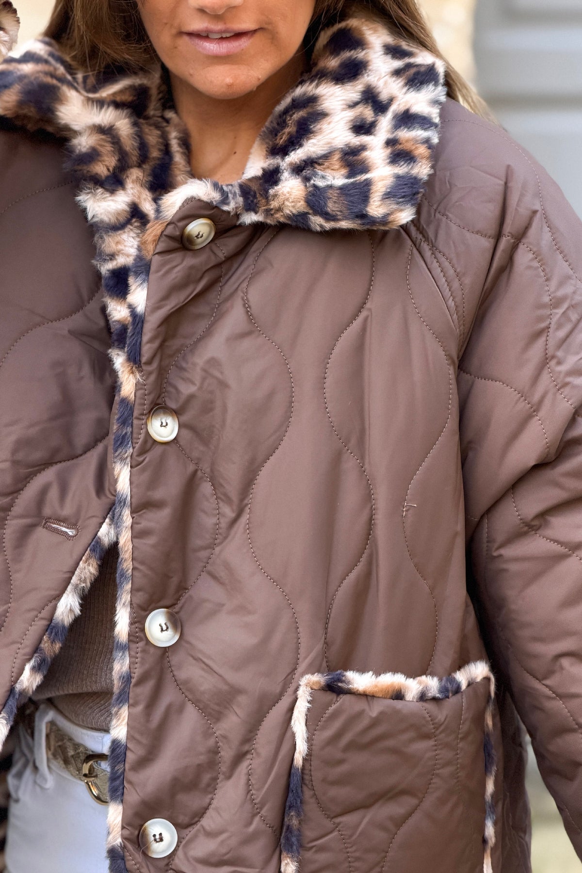Manteau réversible marron déparlant et fausse fourrure léopard