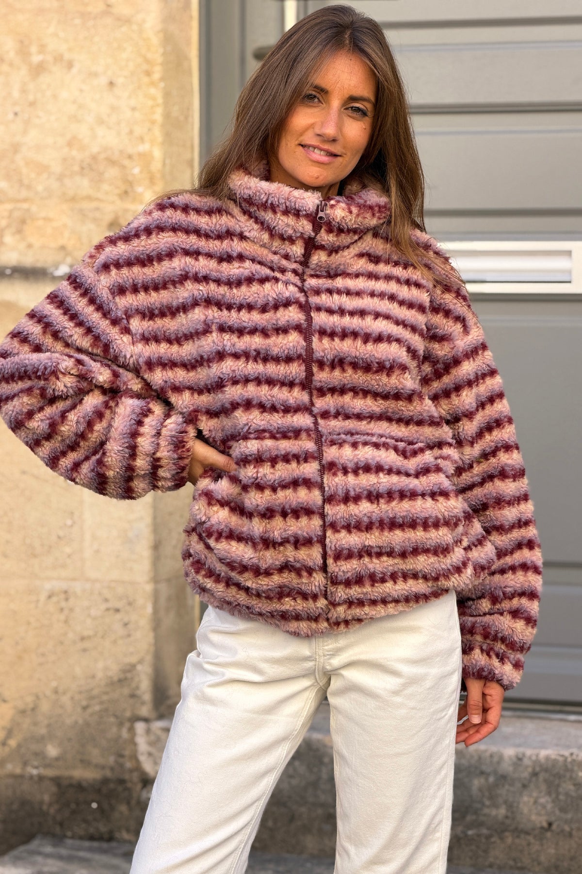 Manteau tout doux effet poils motifs rayures rose et aubergine avec zip et col montant