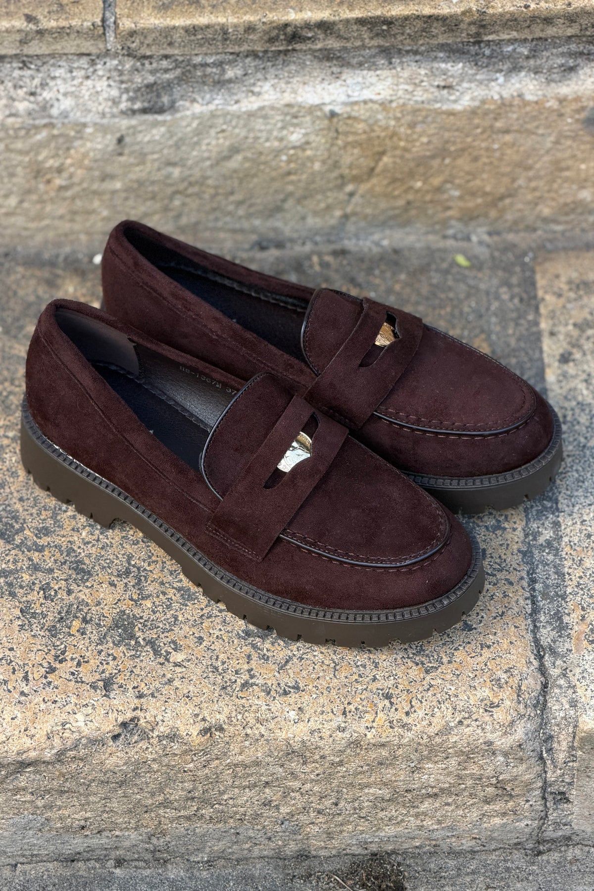 Mocassins en suédine marron détail pièce dorée talon cranté