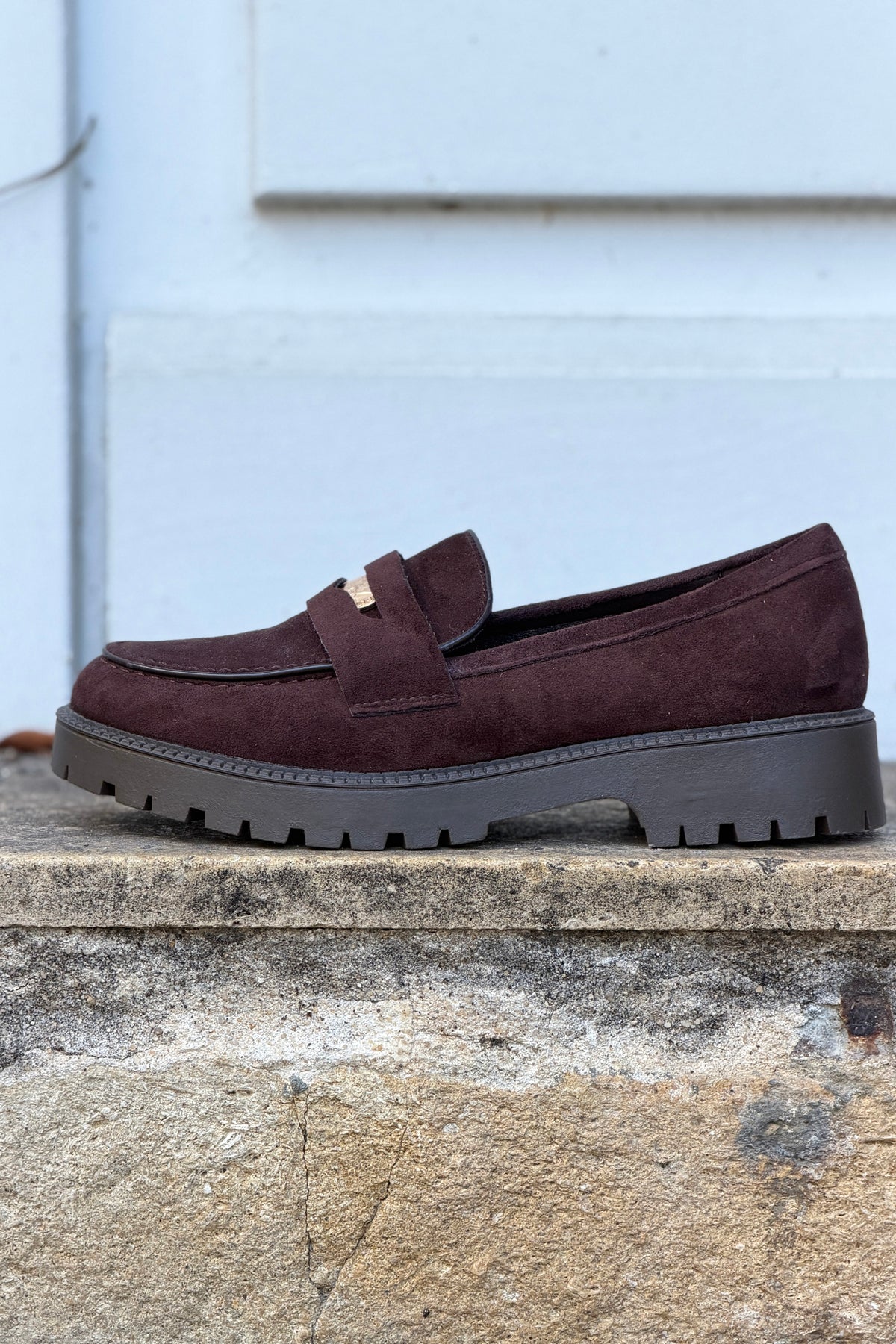 Mocassins en suédine marron détail pièce dorée talon cranté