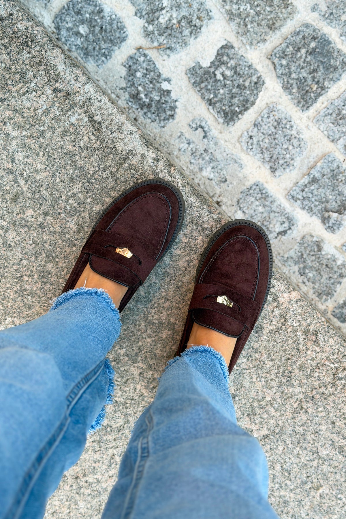 Mocassins en suédine marron détail pièce dorée talon cranté