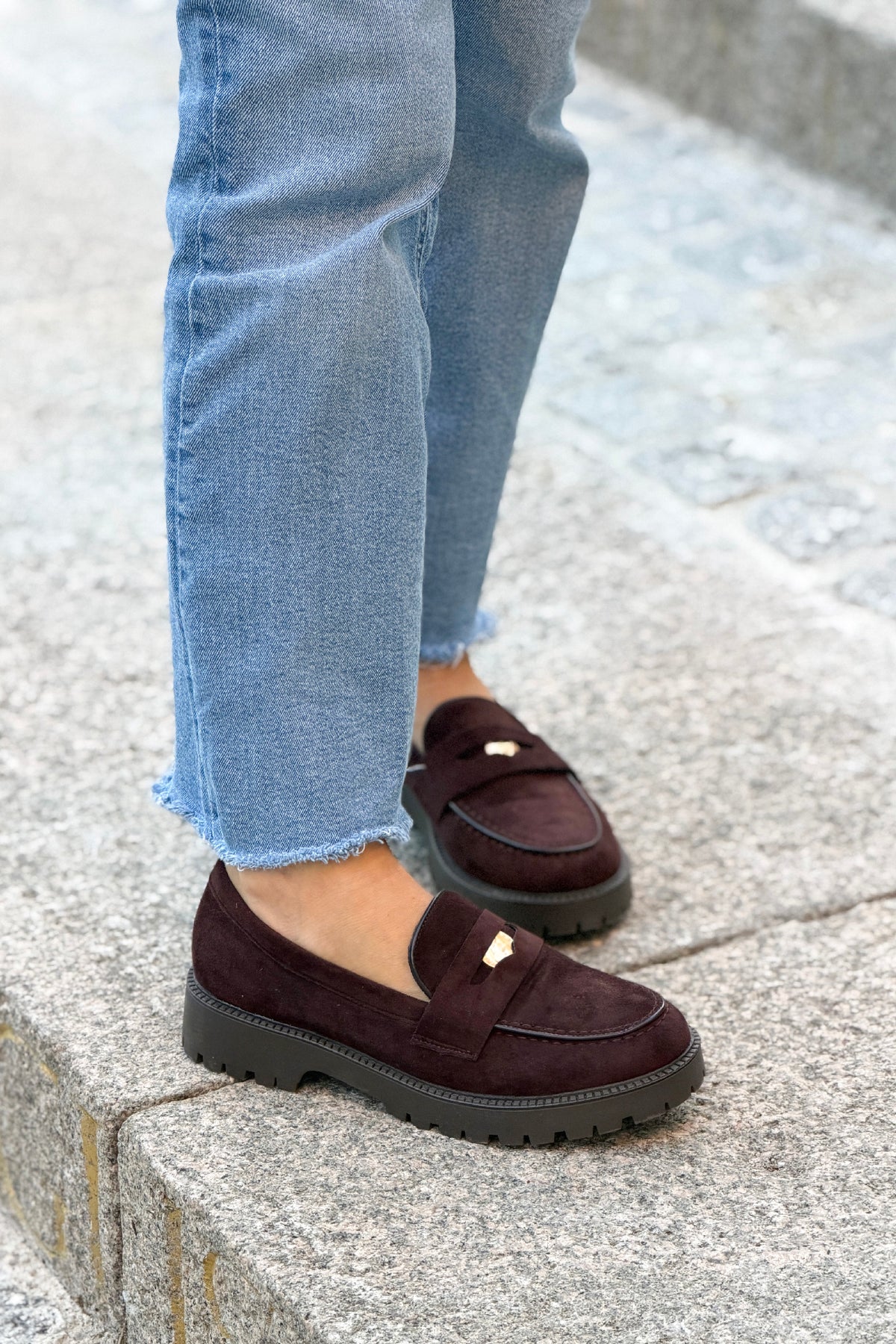 Mocassins en suédine marron détail pièce dorée talon cranté