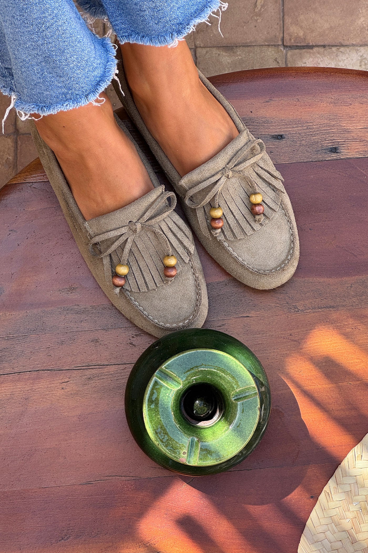 Mocassins souples en suédine kaki avec franges, nœud et perles